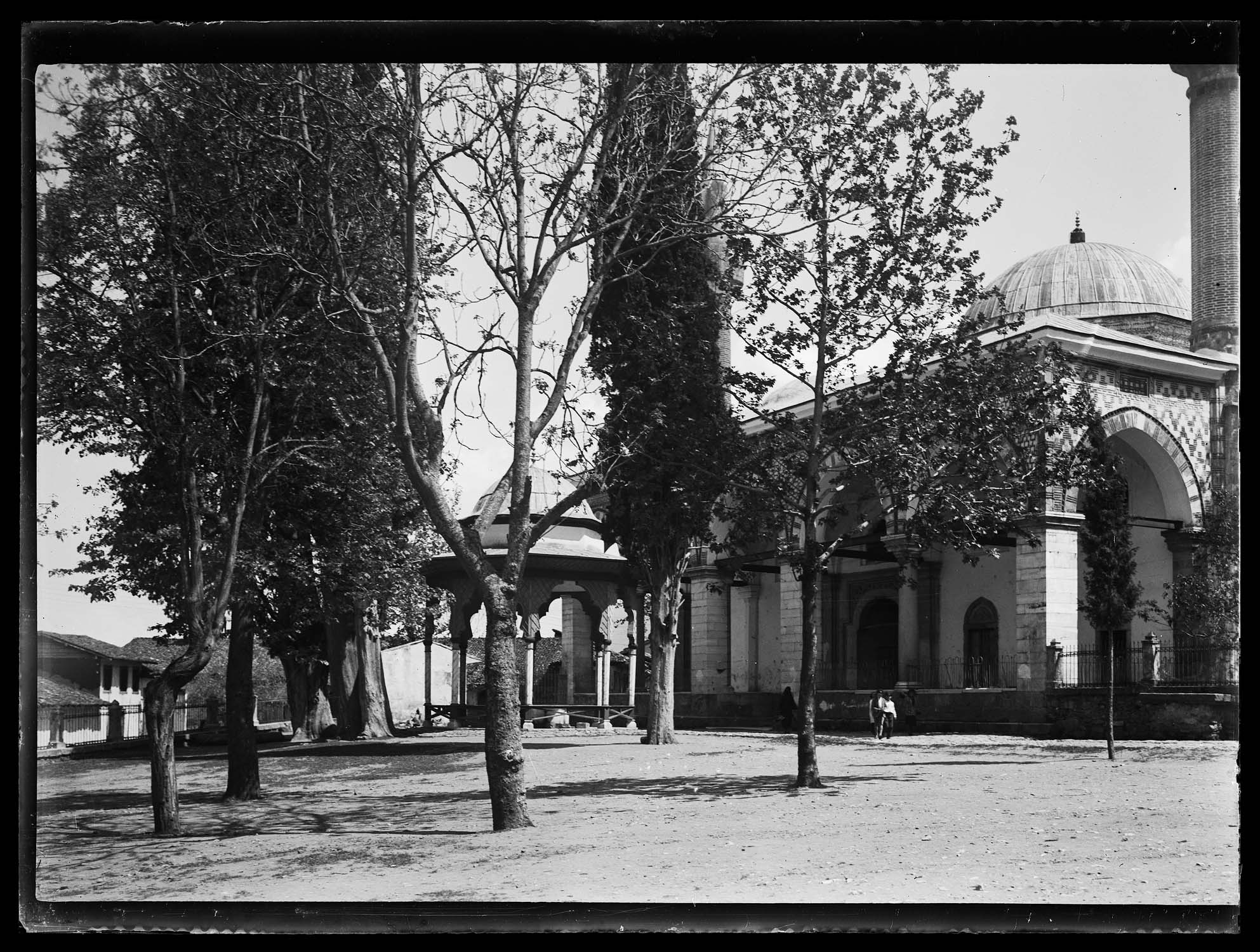 Portique nord et fontaine extérieure